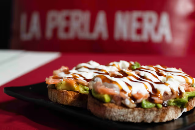 Avocado toast servito a La Perla Nera