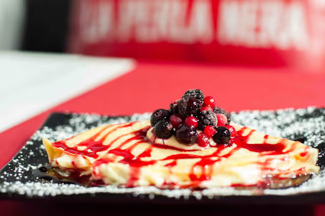 Crêpe con crema e frutti di bosco